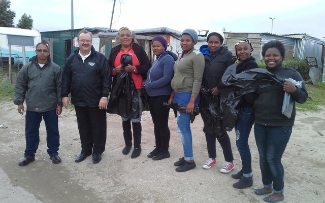Gansbaai Munisipaliteit was hard aan die werk in Gansbaai, Blompark, Pearly Beach, Eluxolweni & Masakhane vir hul 67 minute gemeenskapsdiens, met skoonmaakaksies, verfwerk, die plant van gras by Eluxolweni se sportgronde, verf van die nuwe Satelliet Biblioteek aldaar en veel meer! Ingesluit hierby was ook die hande-arbeid van Gansbaai se Areaberstuurder en enkele raadslede gedurende die dag.